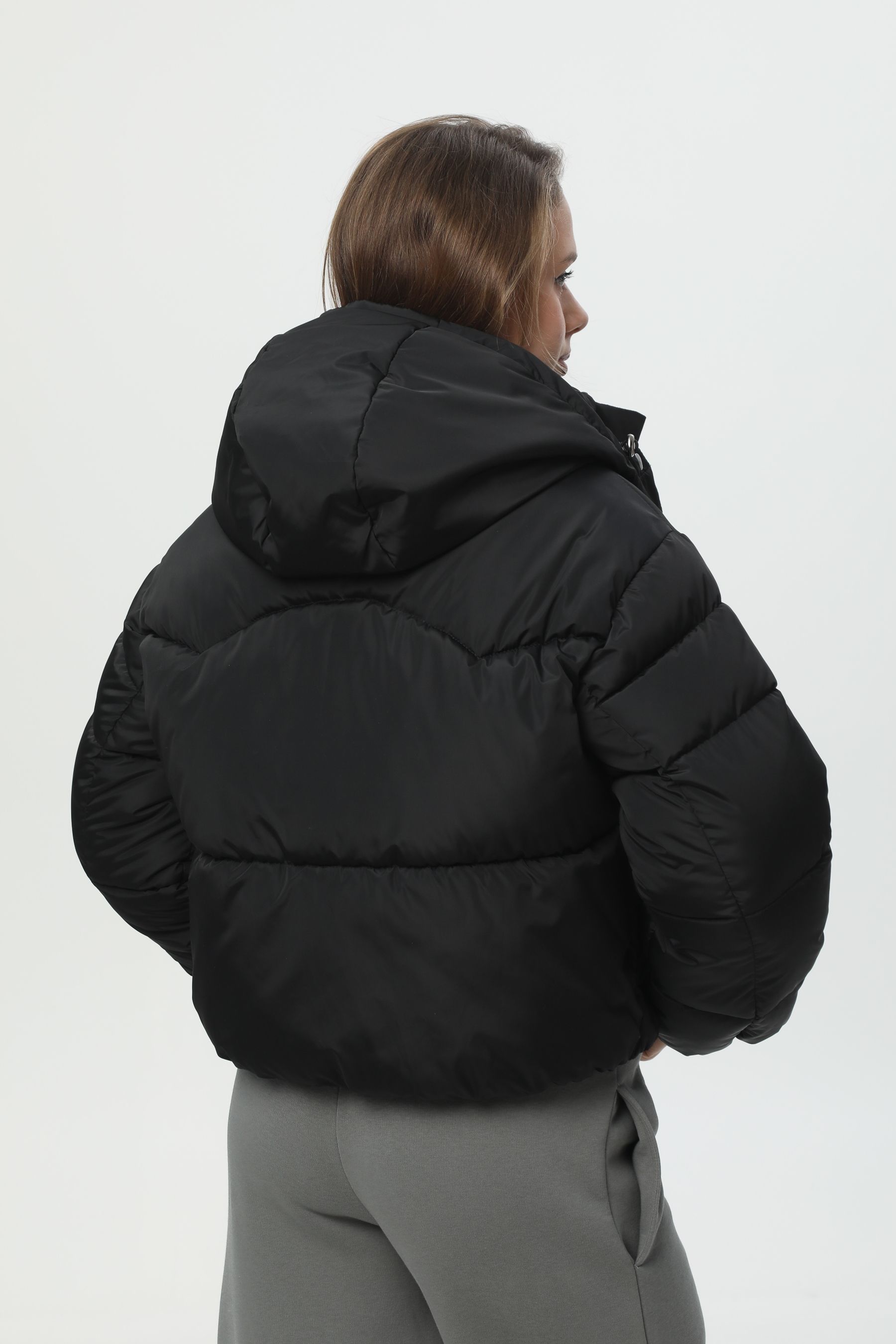 Коротка чорна куртка-пуховик CozyShield 1 559BSTNBLK фото