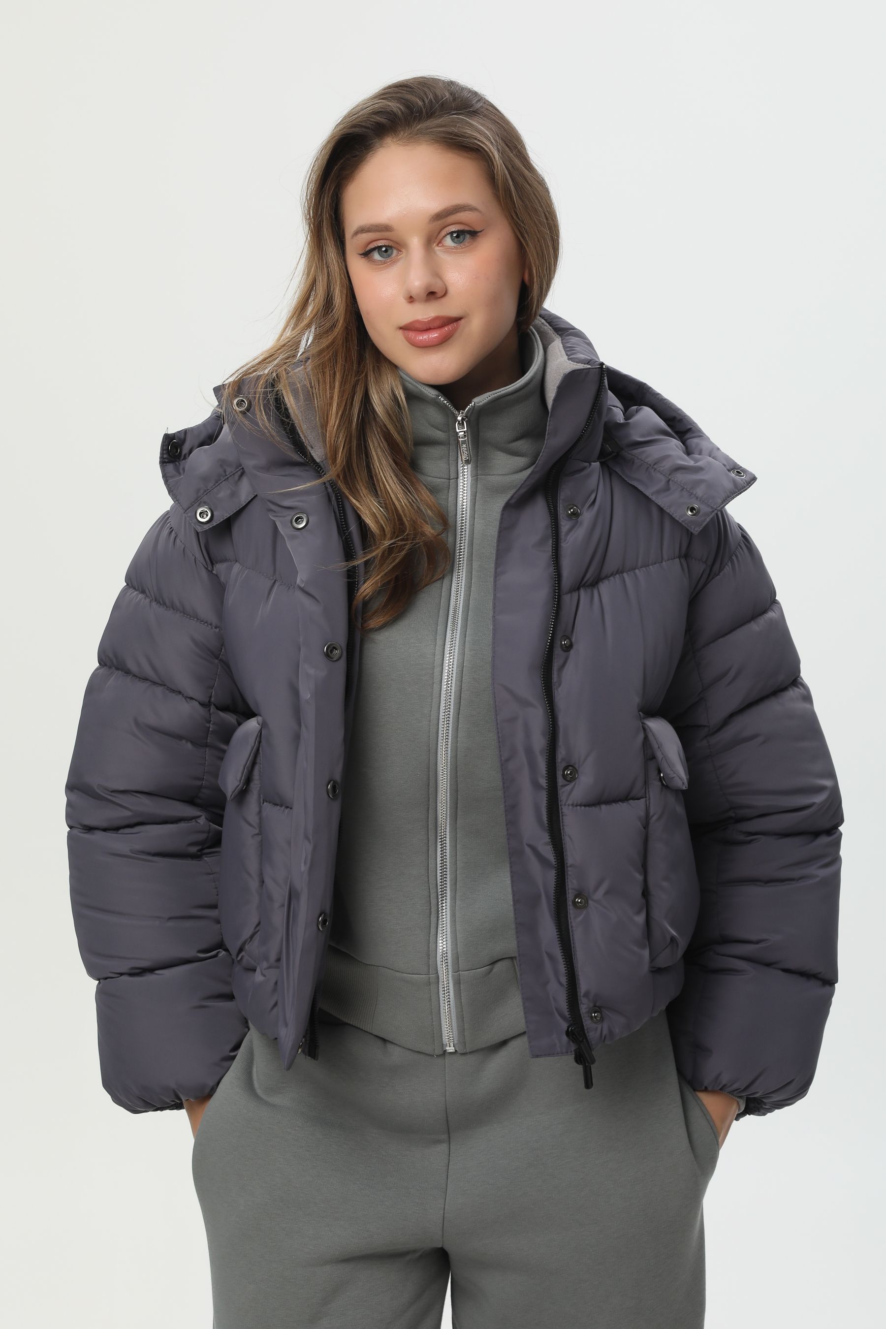 Коротка темно-сіра куртка-пуховик CozyShield 1 559BSTNGRPHT фото